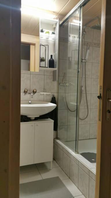 Schones Kleines Studio Mit Sitzplatz, Mitten Im Prattigau Jenaz Buitenkant foto
